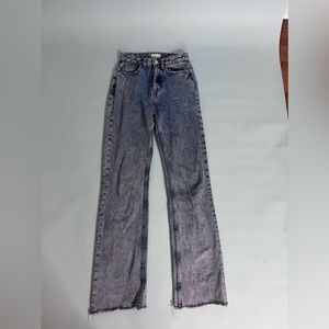 Slight flare bottom , high waisted jeans. I’m ~obsessed~ with these